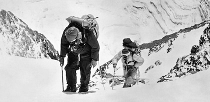探险家型英国探险队登上珠穆朗玛峰